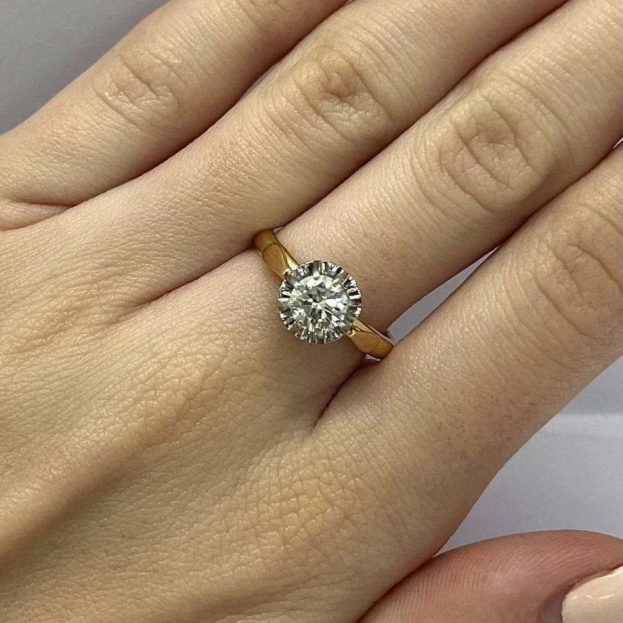 Bague Solitaire en or jaune, or blanc, et diamants - Image 2