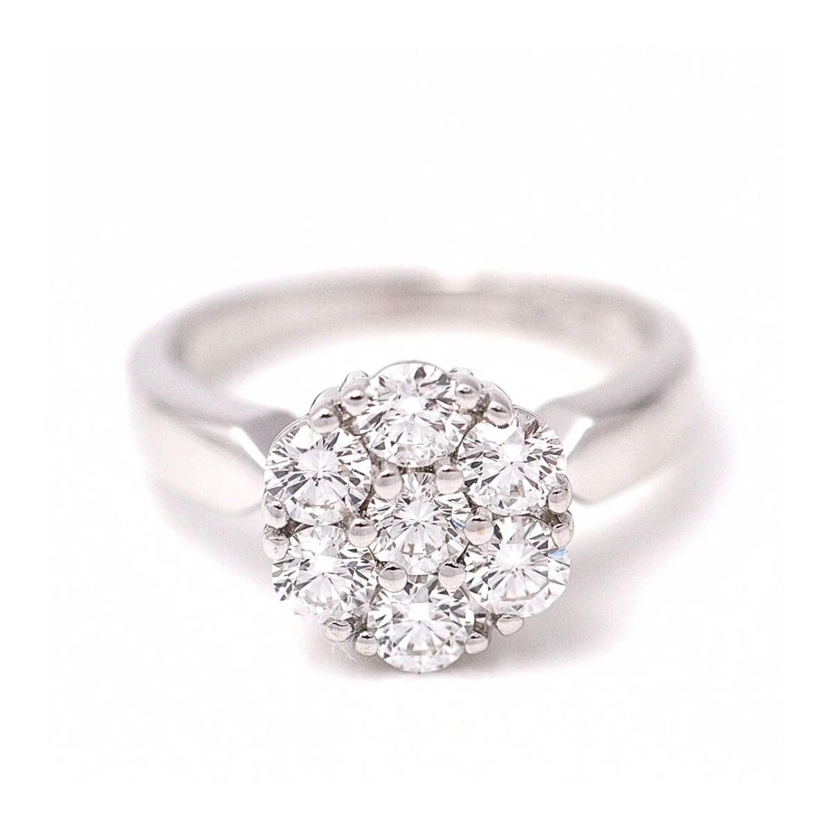 Bague rosette en or blanc et diamants