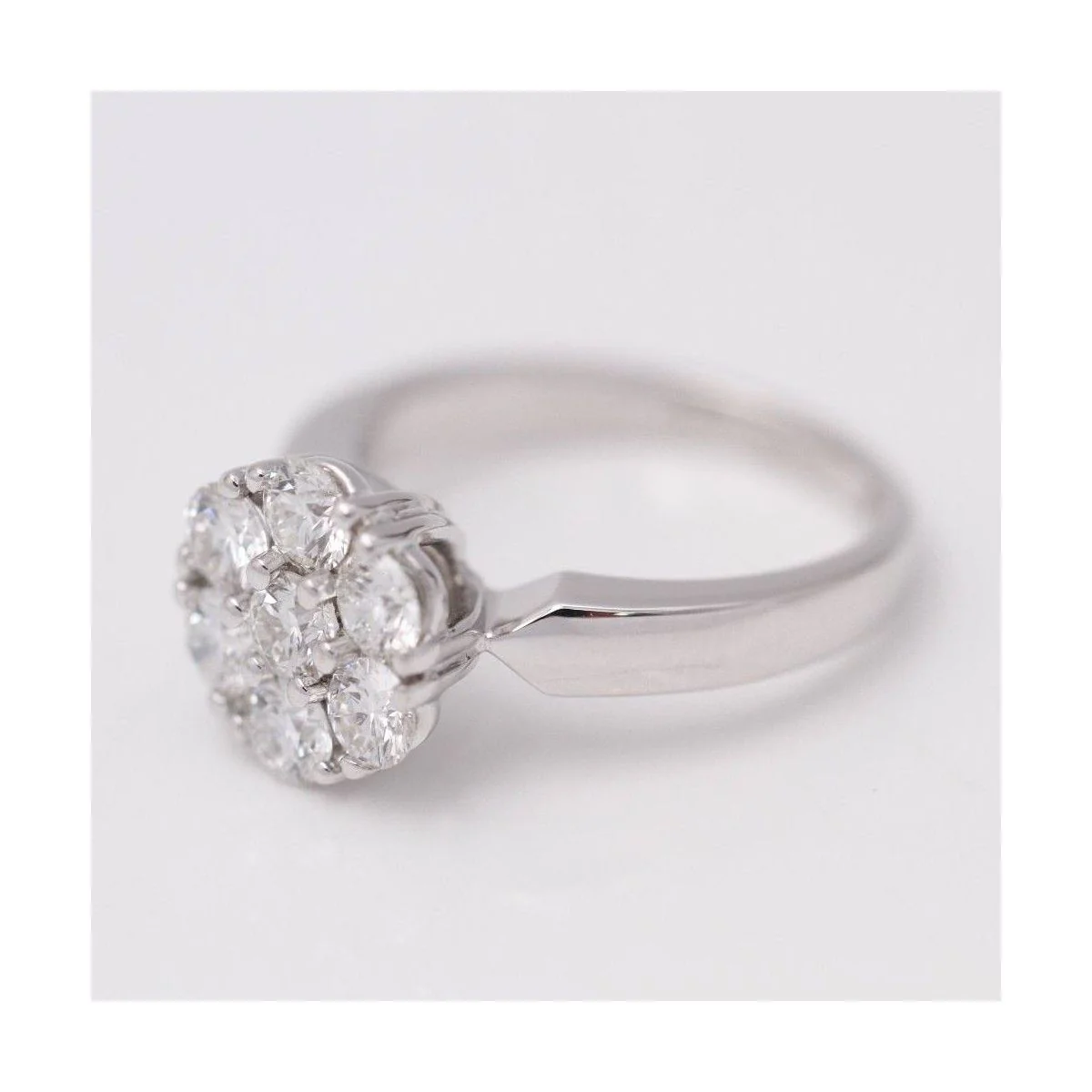 Bague rosette en or blanc et diamants - Image 3