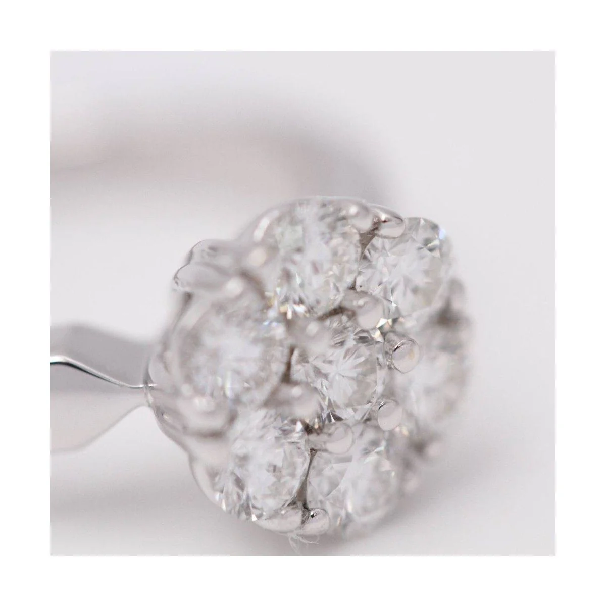 Bague rosette en or blanc et diamants - Image 4