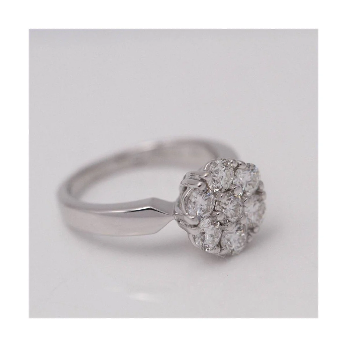 Bague rosette en or blanc et diamants - Image 5