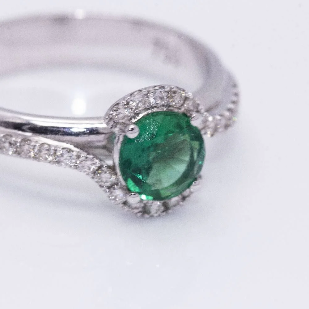 Bague Solitaire en or blanc, émeraude et diamant - Image 5