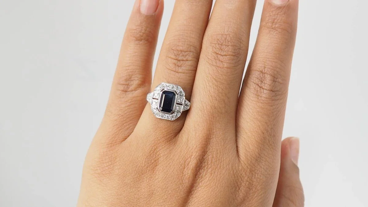 Bague en platine, saphir et diamants - Image 2