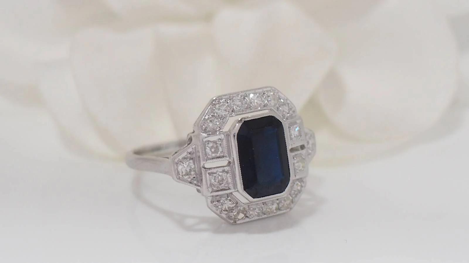 Bague en platine, saphir et diamants - Image 3
