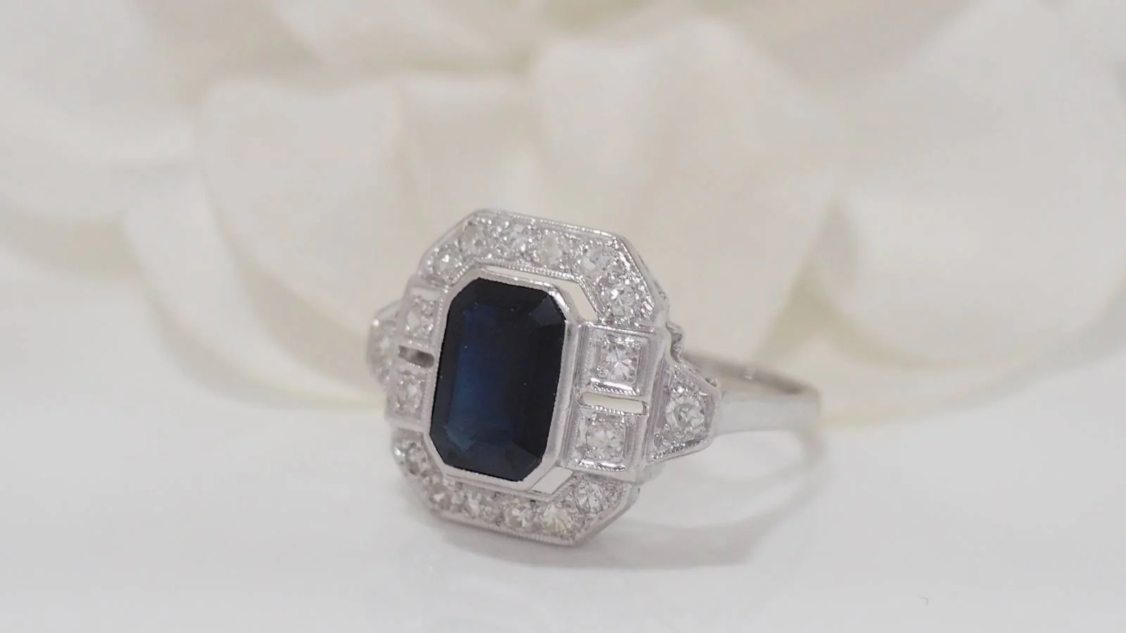 Bague en platine, saphir et diamants - Image 4