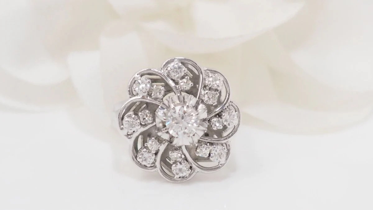 Bague marguerite en or blanc platine et diamants