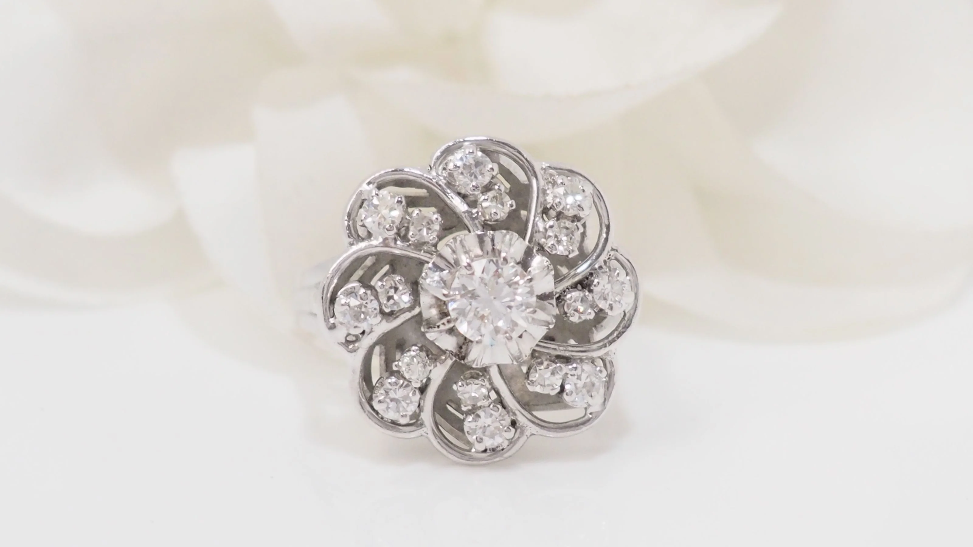 Bague marguerite en or blanc platine et diamants - Image 8