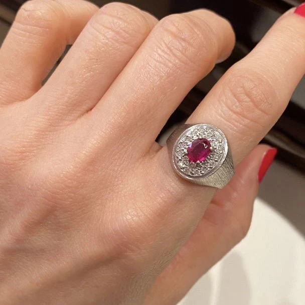Bague chevalière en or gris, rubis et diamant - Image 2