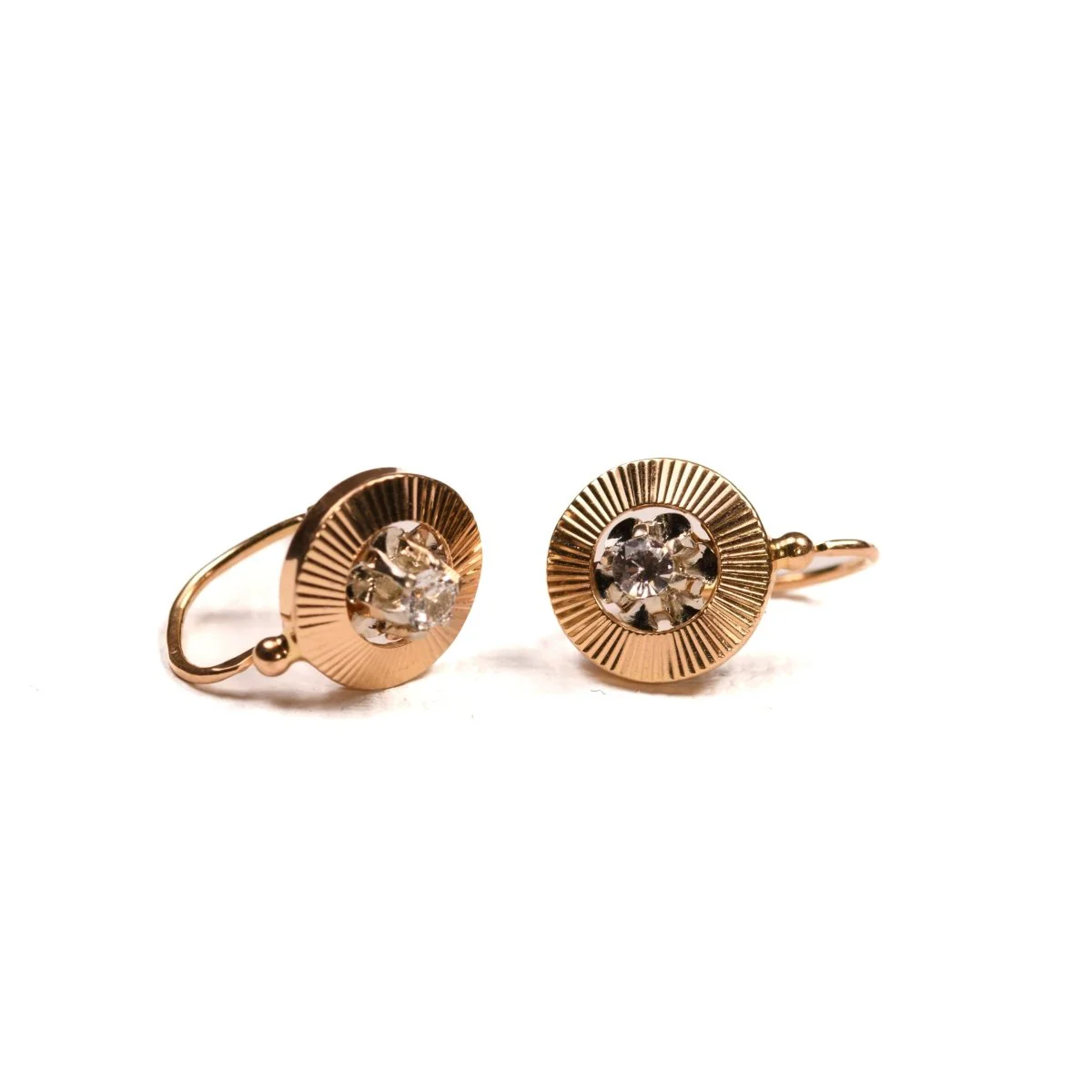 Boucles d'oreilles Dormeuses or jaune guilloché et diamants - Image 4