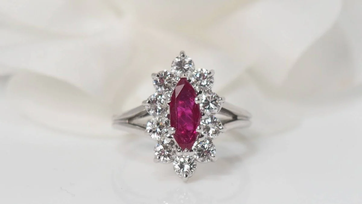 Bague entourage en or blanc, rubis et diamants
