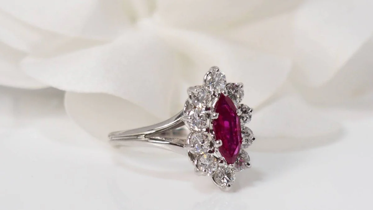 Bague entourage en or blanc, rubis et diamants - Image 4