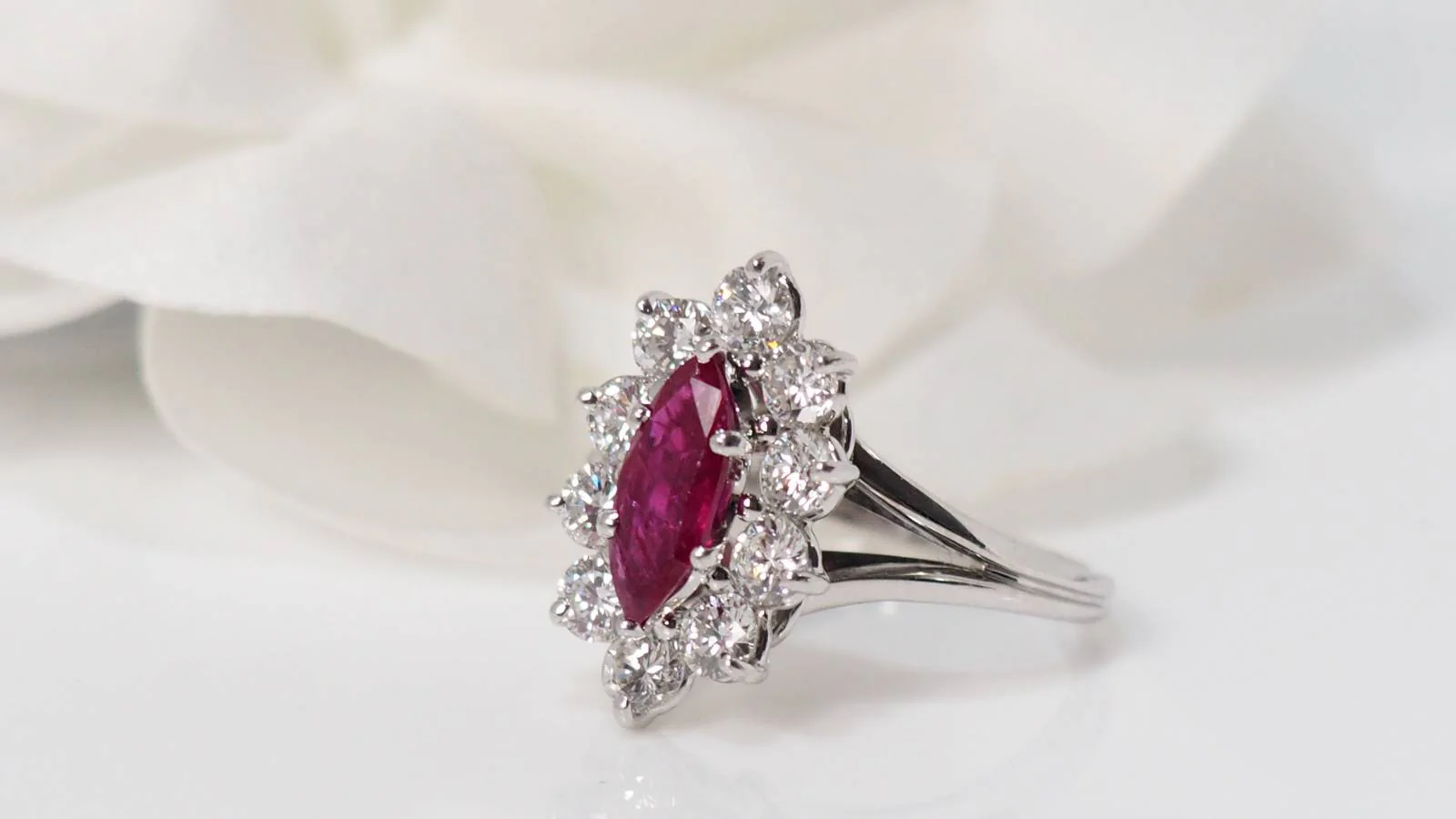Bague entourage en or blanc, rubis et diamants - Image 5