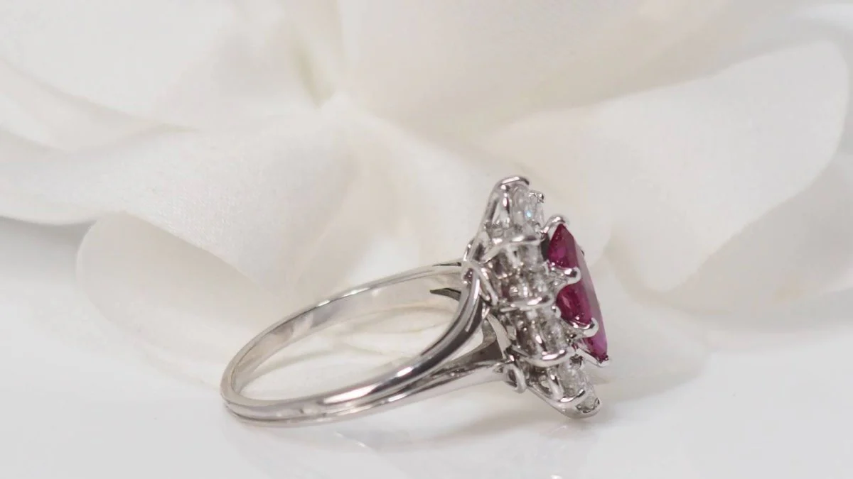 Bague entourage en or blanc, rubis et diamants - Image 6
