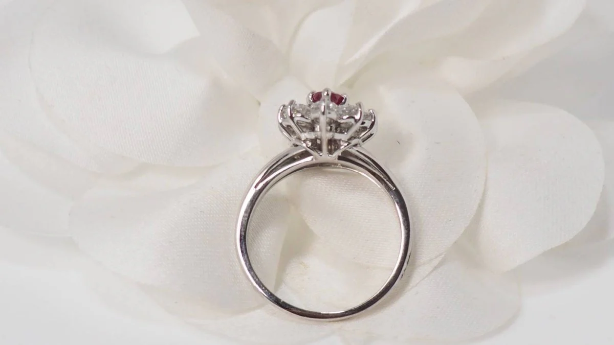 Bague entourage en or blanc, rubis et diamants - Image 7