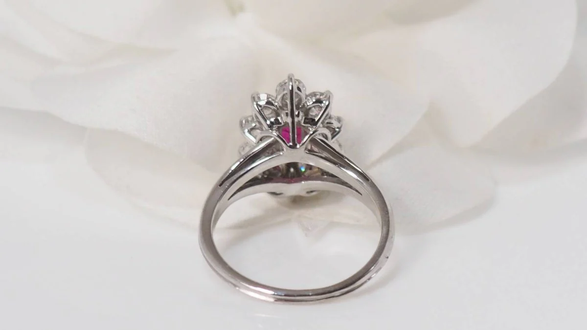 Bague entourage en or blanc, rubis et diamants - Image 8
