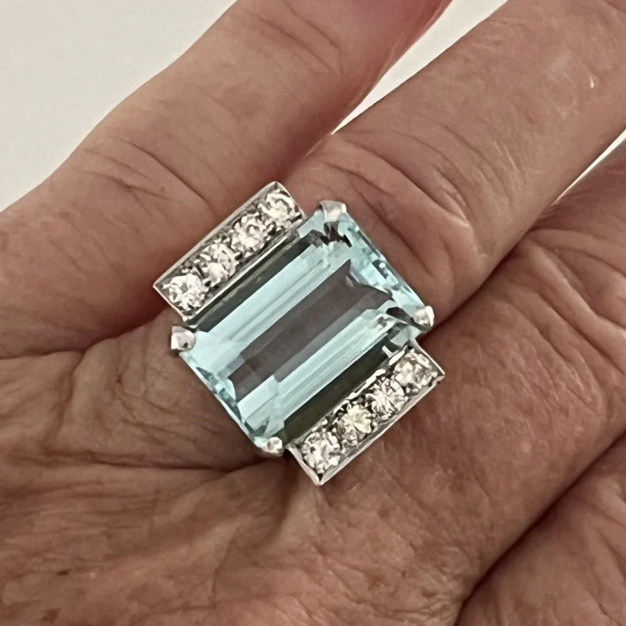 Bague Cocktail en or jaune, or blanc, agieu-marine et diamants - Image 2