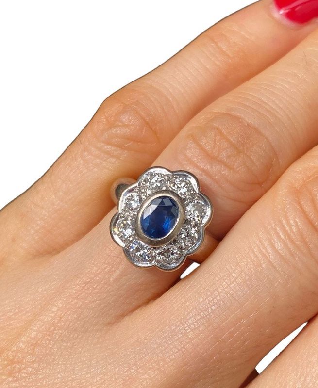 Bague marguerite en or blanc sertie d'un saphir - Image 2