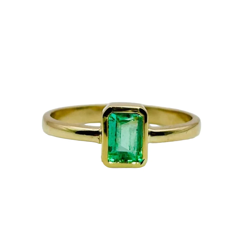 Bague Solitaire en or jaune et émeraude
