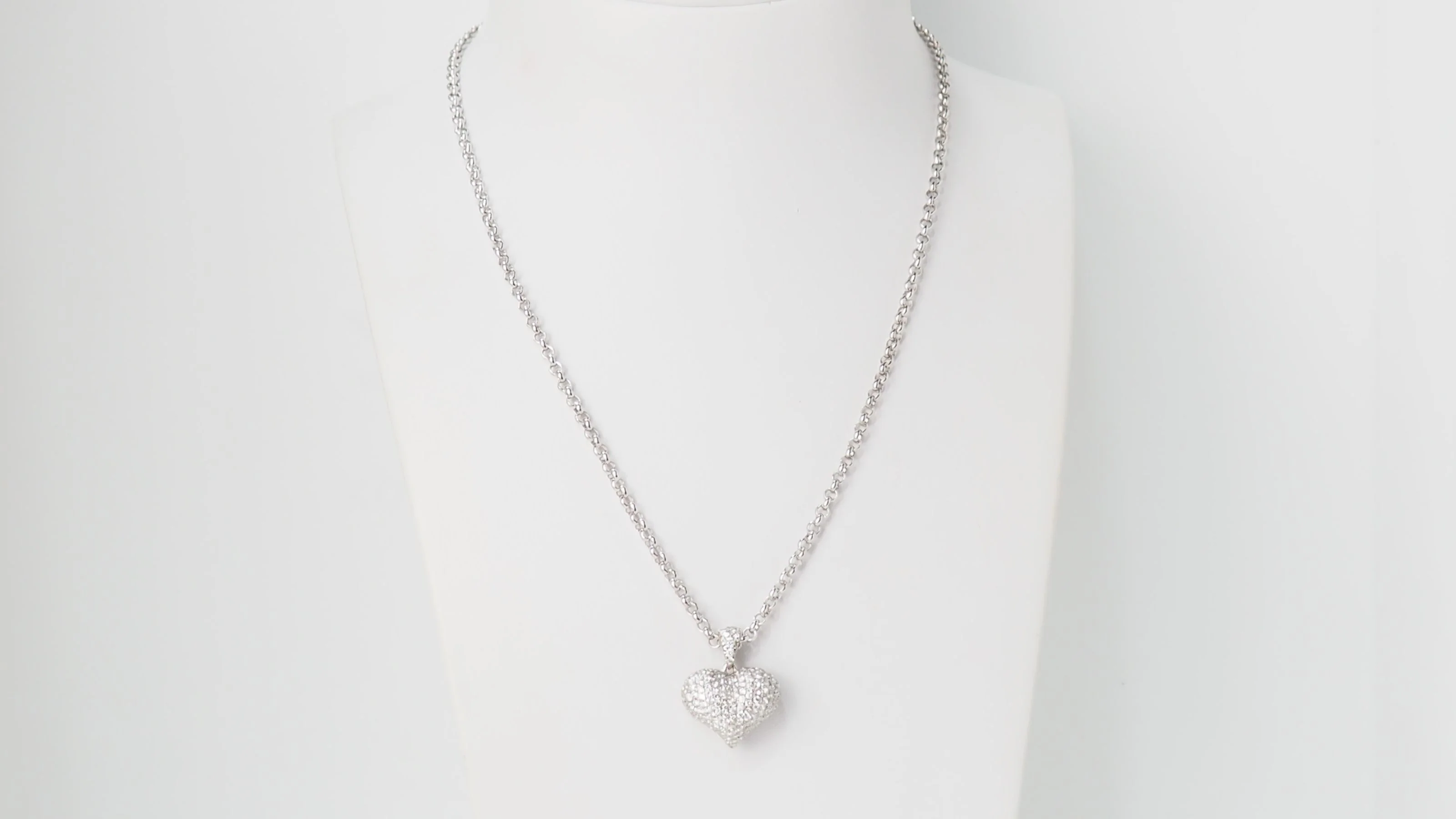 Collier pendentif coeur en or blanc et diamants