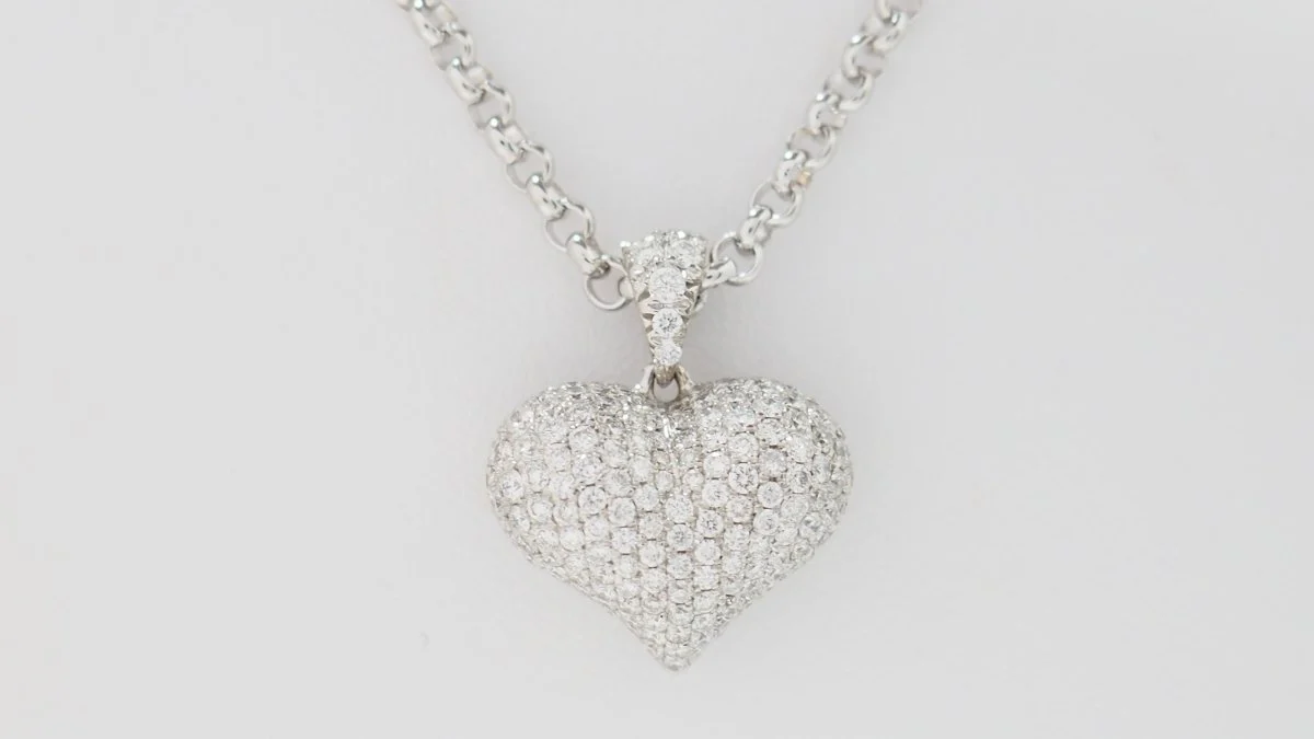 Collier pendentif coeur en or blanc et diamants - Image 2