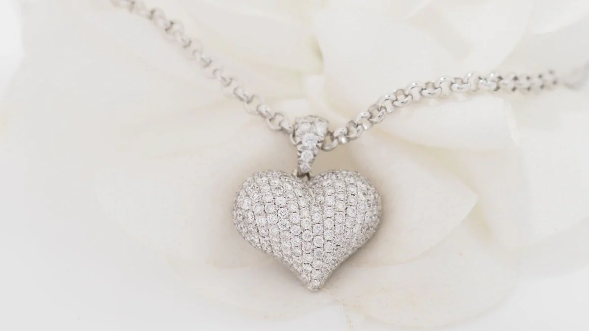 Collier pendentif coeur en or blanc et diamants - Image 3