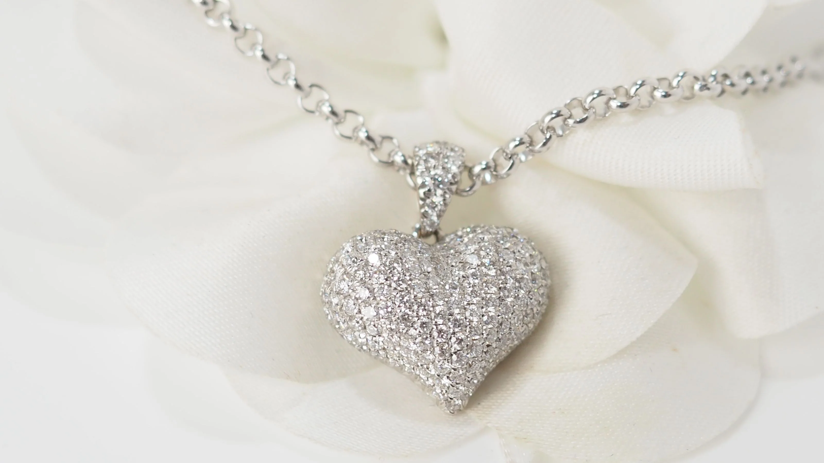 Collier pendentif coeur en or blanc et diamants - Image 4