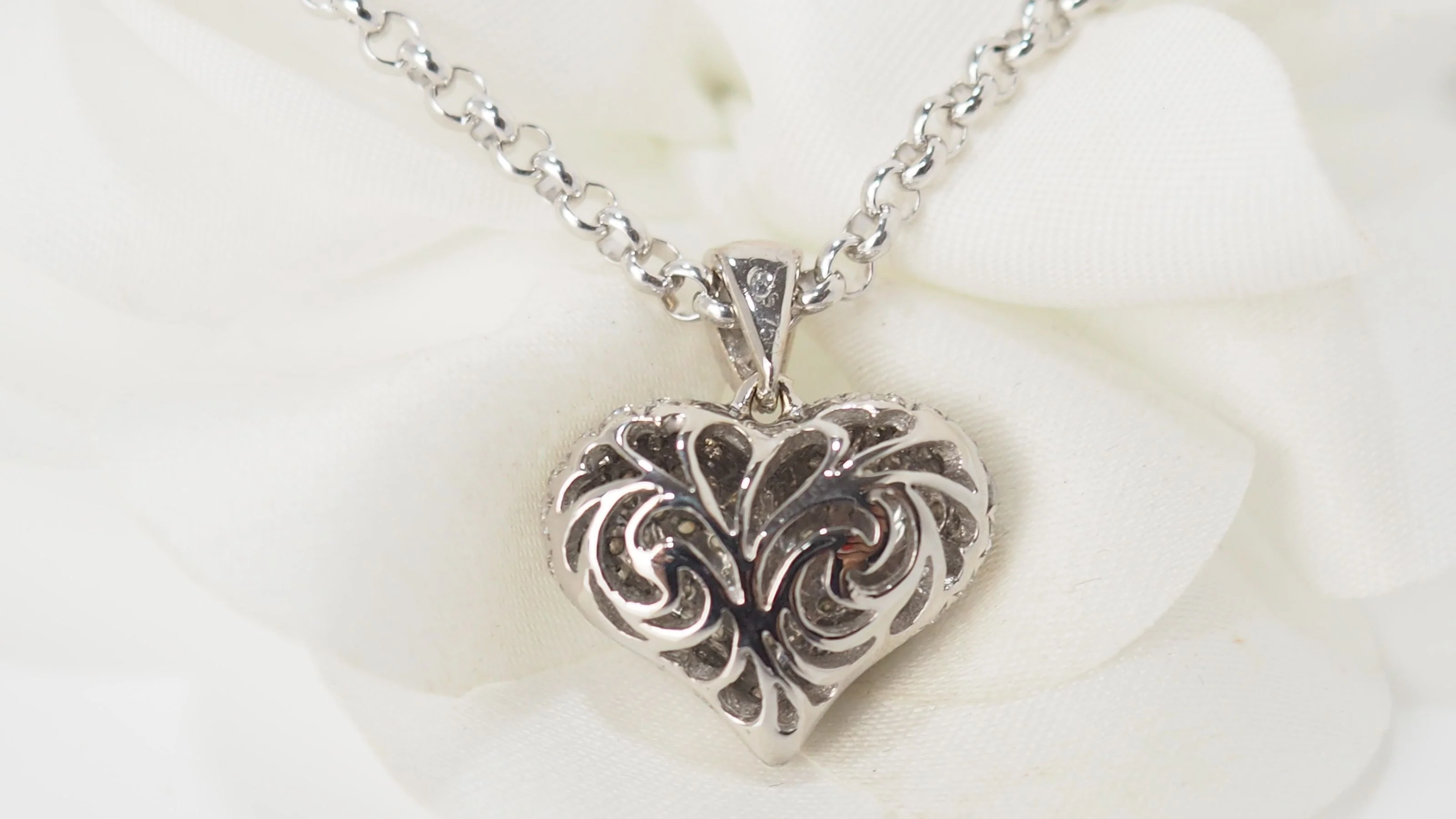 Collier pendentif coeur en or blanc et diamants - Image 5