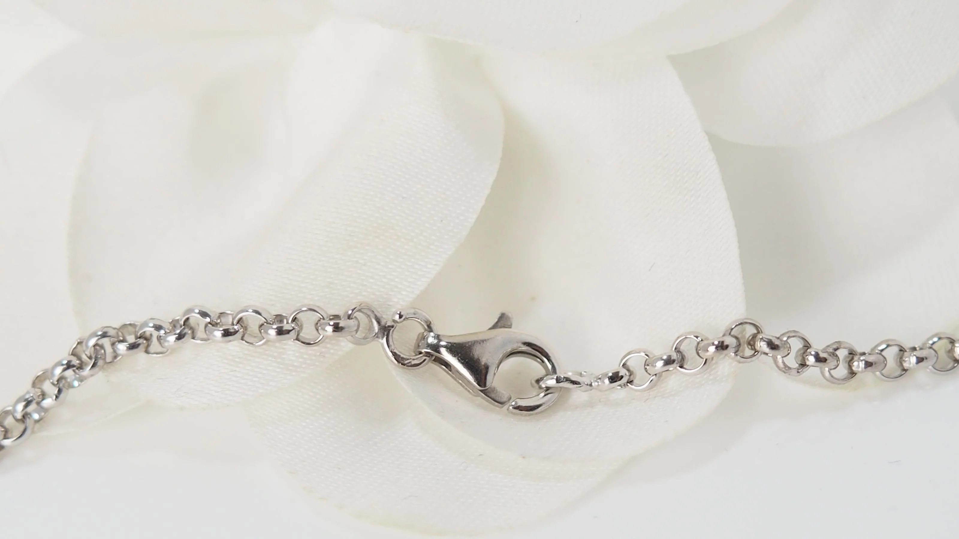 Collier pendentif coeur en or blanc et diamants - Image 6