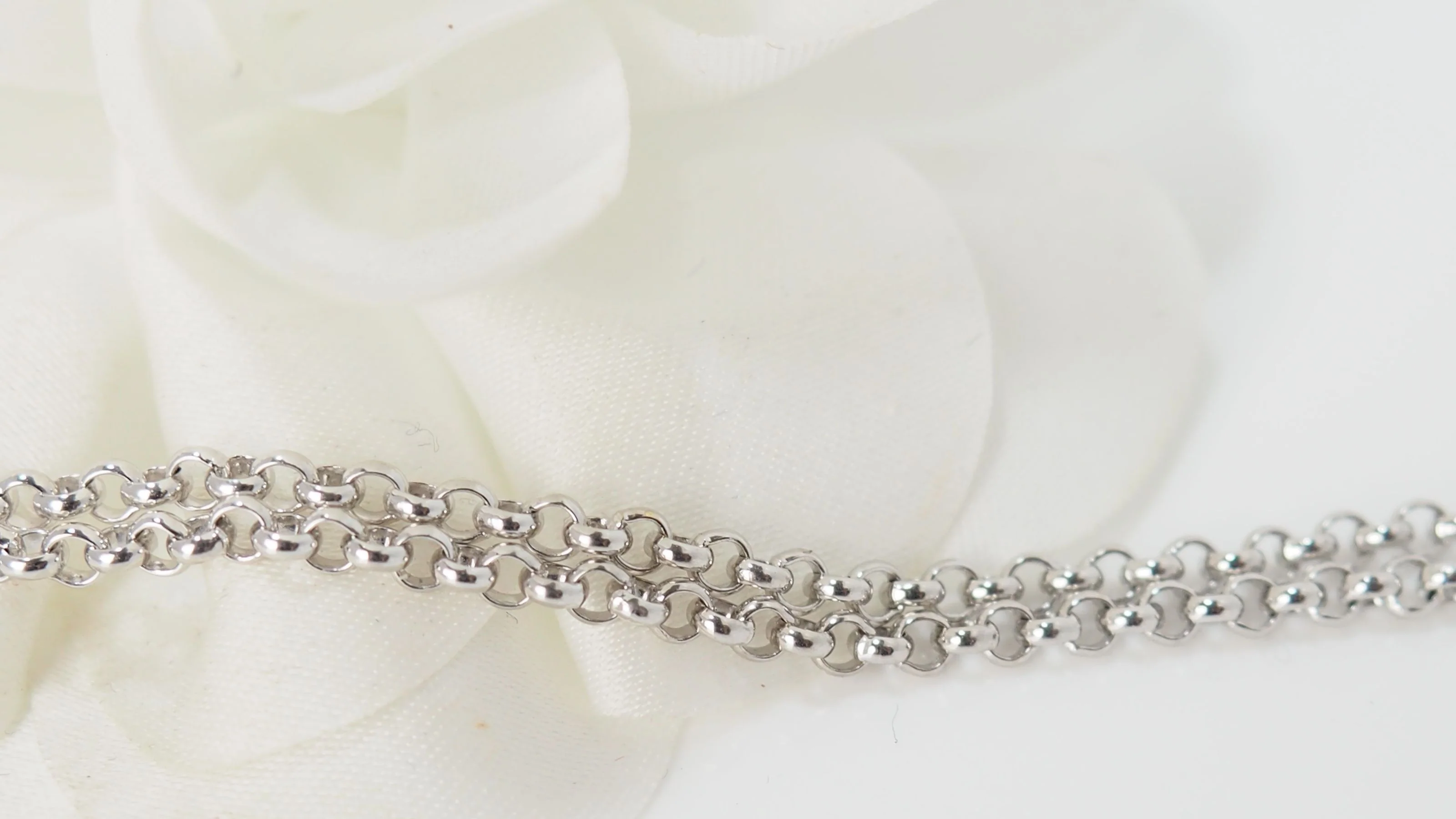 Collier pendentif coeur en or blanc et diamants - Image 7