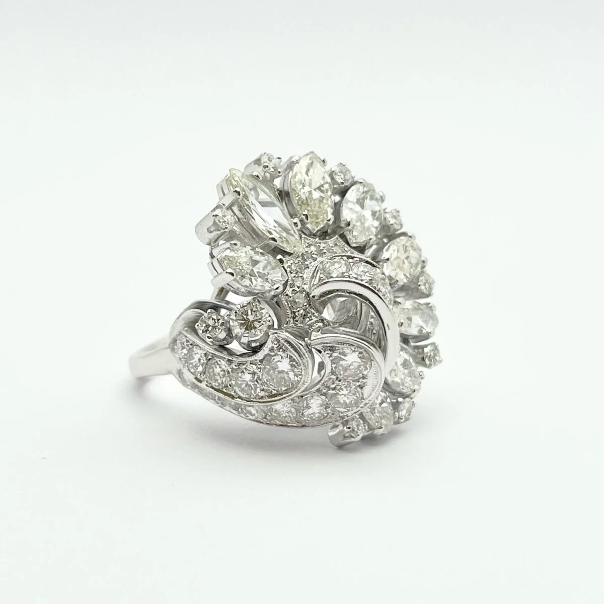 Bague Cocktail en platine et diamants - Image 5