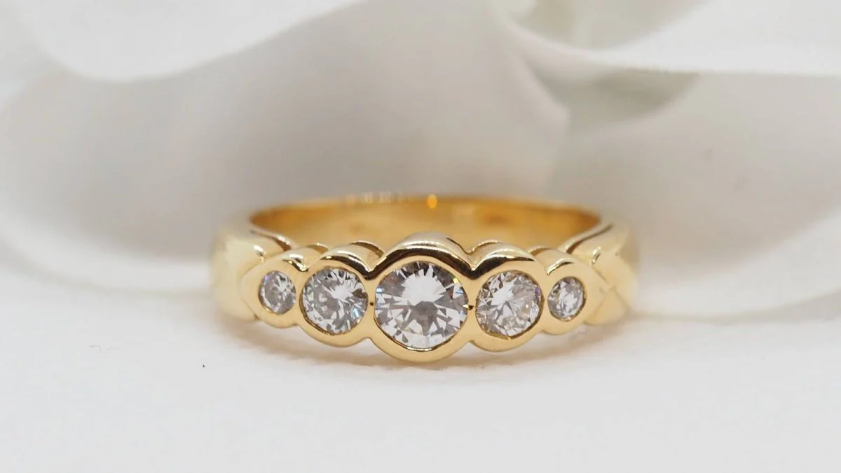 Demi alliance en or jaune et diamants