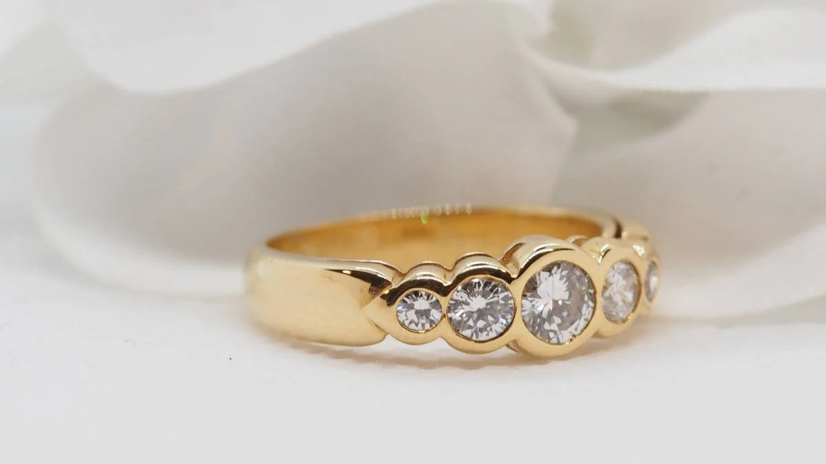 Demi alliance en or jaune et diamants - Image 3