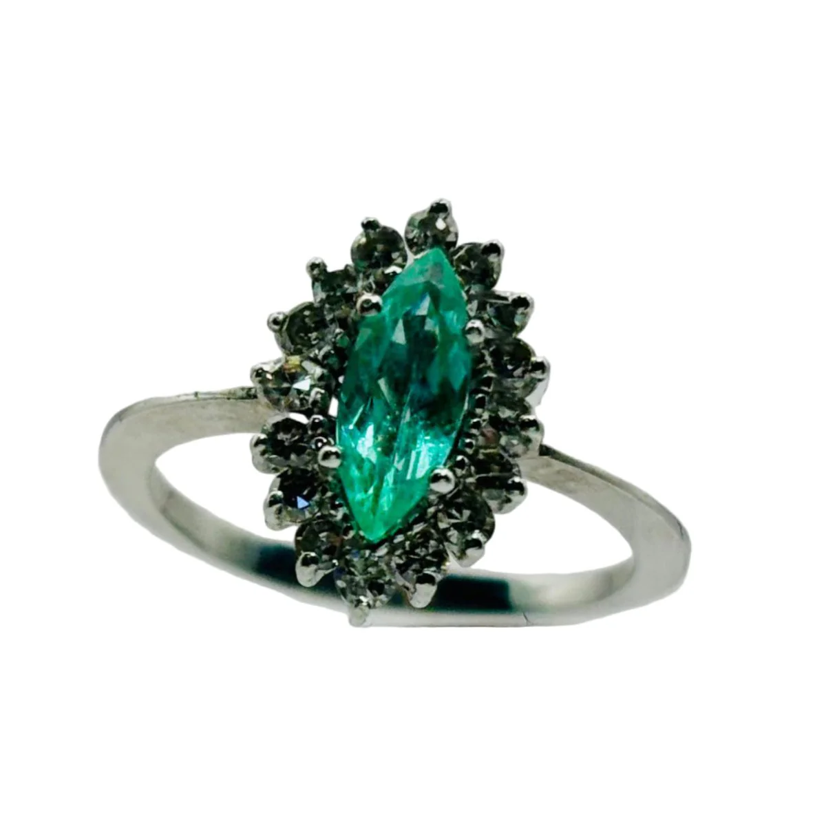 Bague Marquise en or blanc, émeraude et diamants