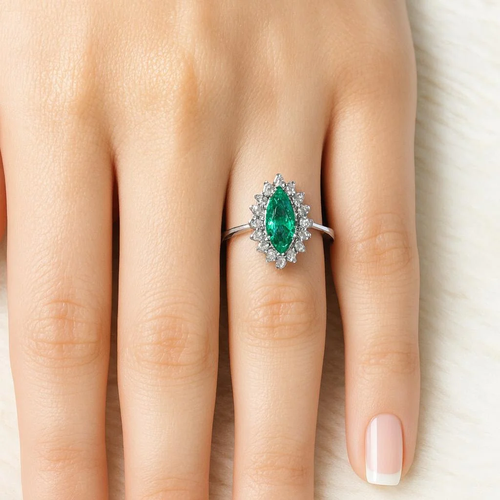 Bague Marquise en or blanc, émeraude et diamants - Image 2