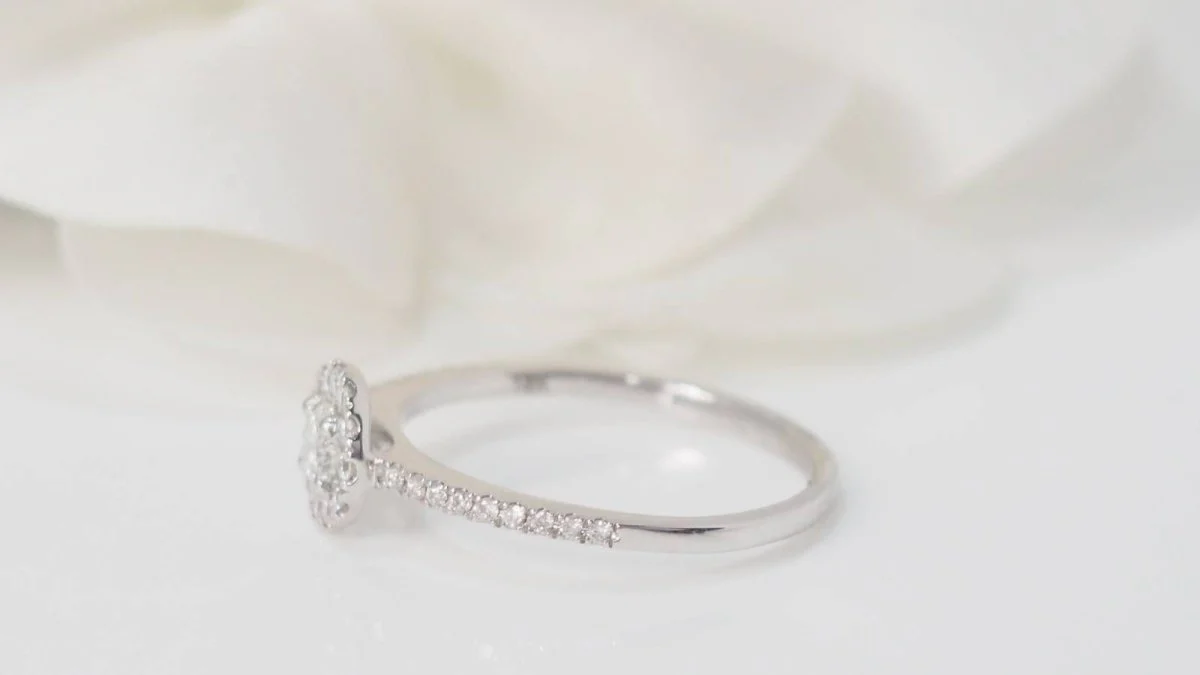 Bague solitaire en or blanc et diamants - Image 6