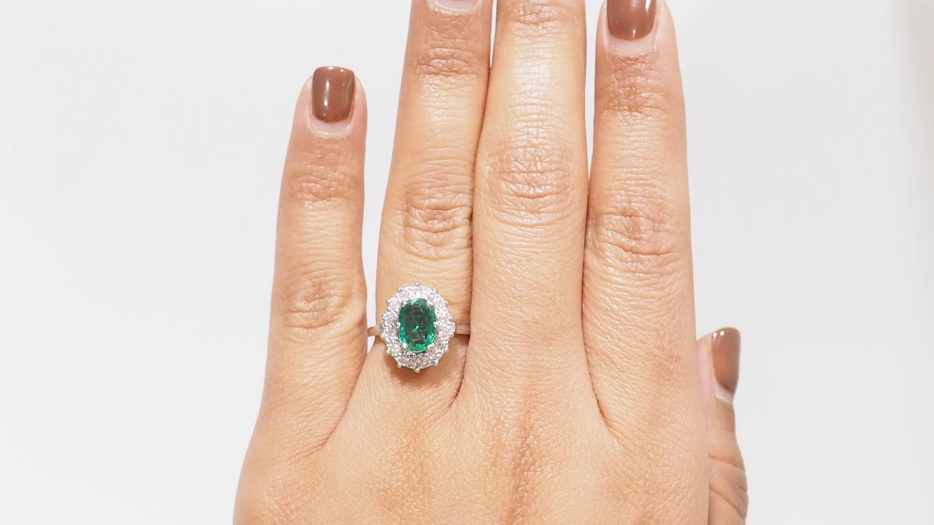 Bague marguerite en or blanc émeraude et diamants - Image 2