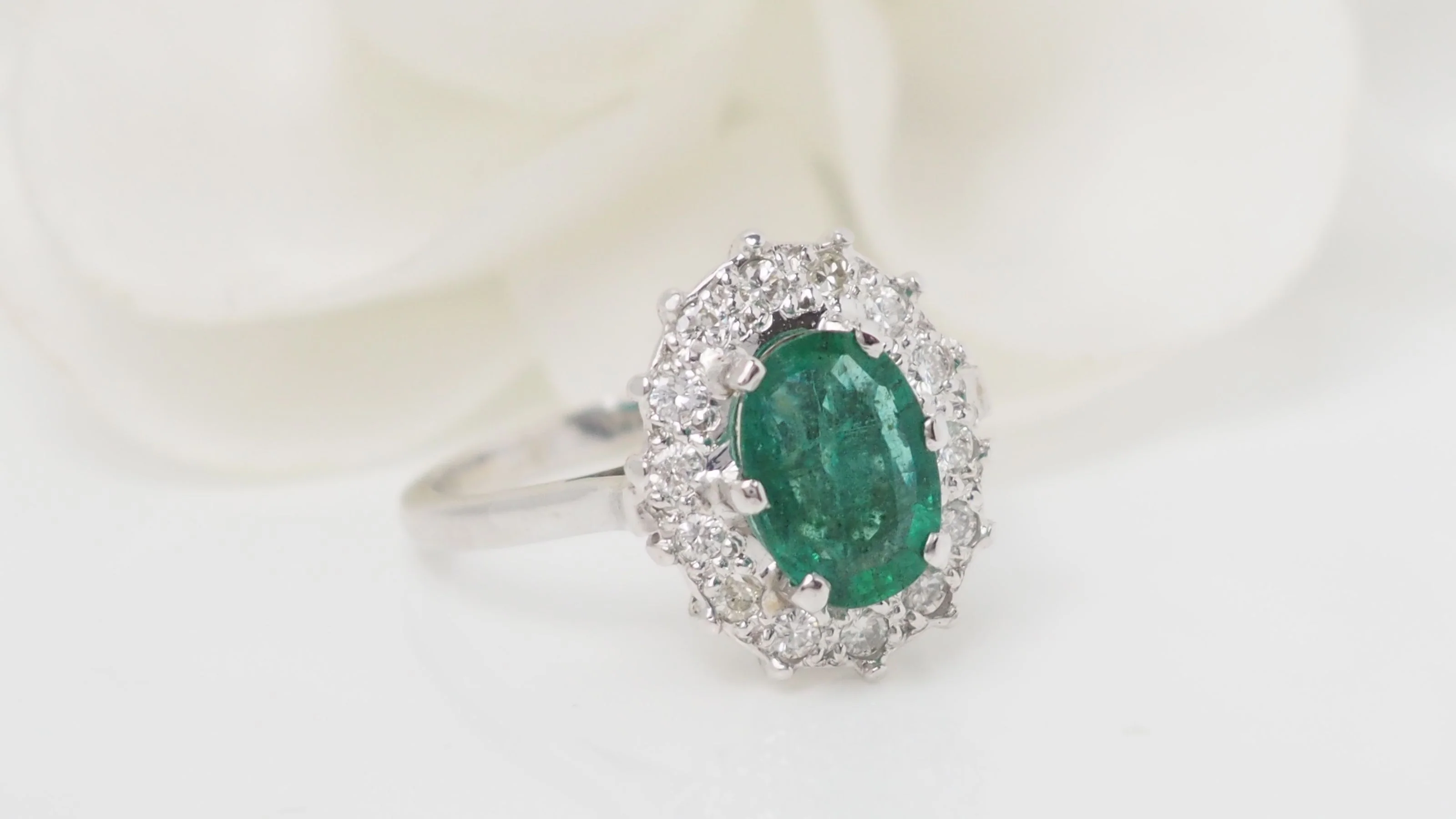 Bague marguerite en or blanc émeraude et diamants - Image 3