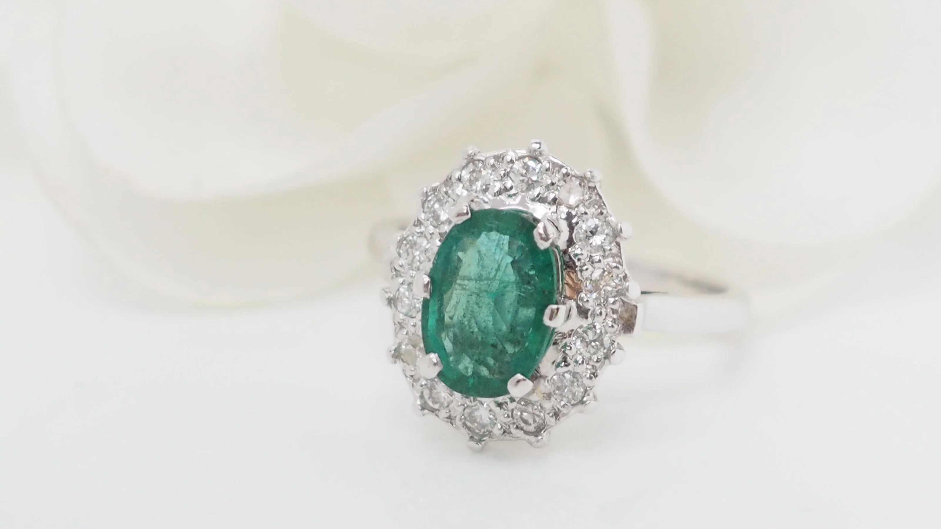 Bague marguerite en or blanc émeraude et diamants - Image 4