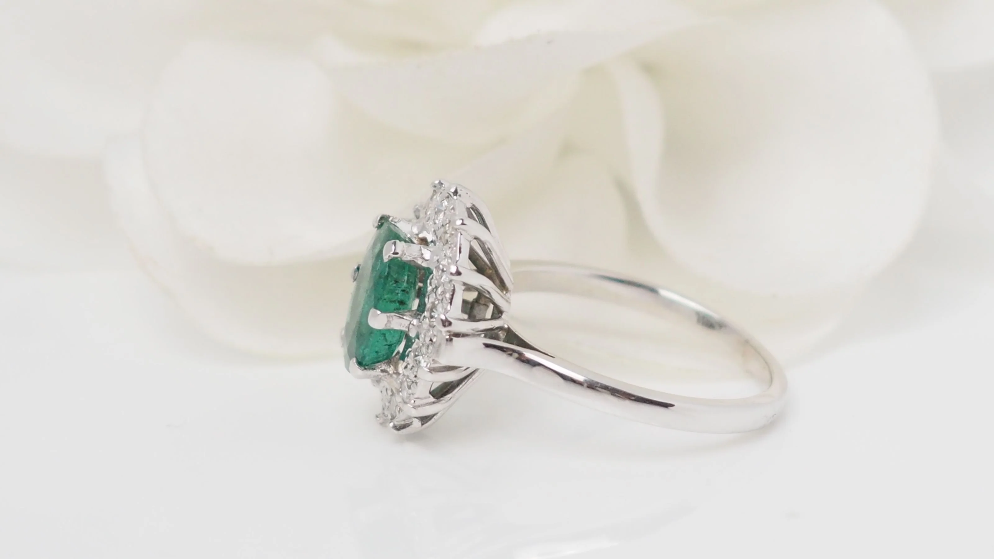 Bague marguerite en or blanc émeraude et diamants - Image 5