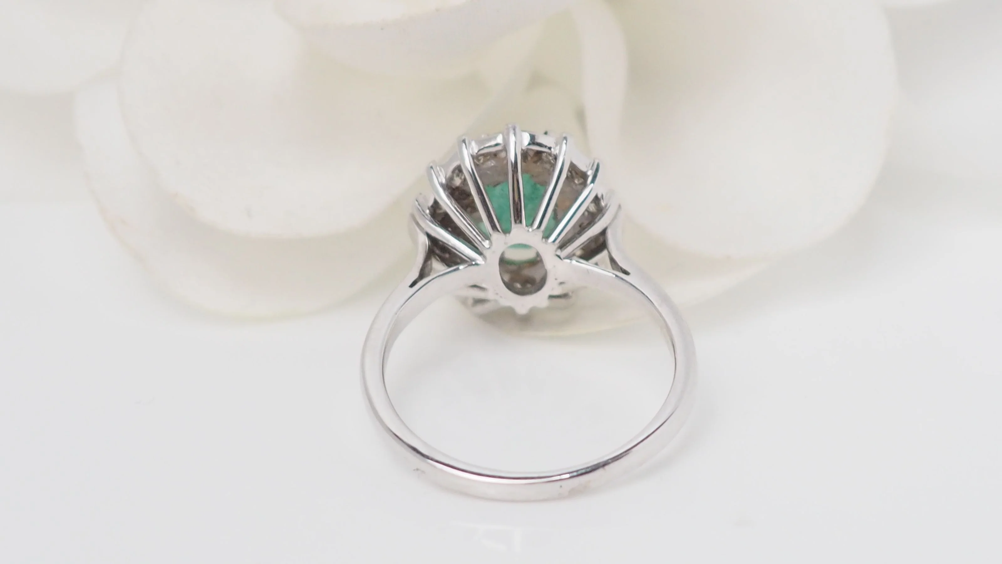 Bague marguerite en or blanc émeraude et diamants - Image 6