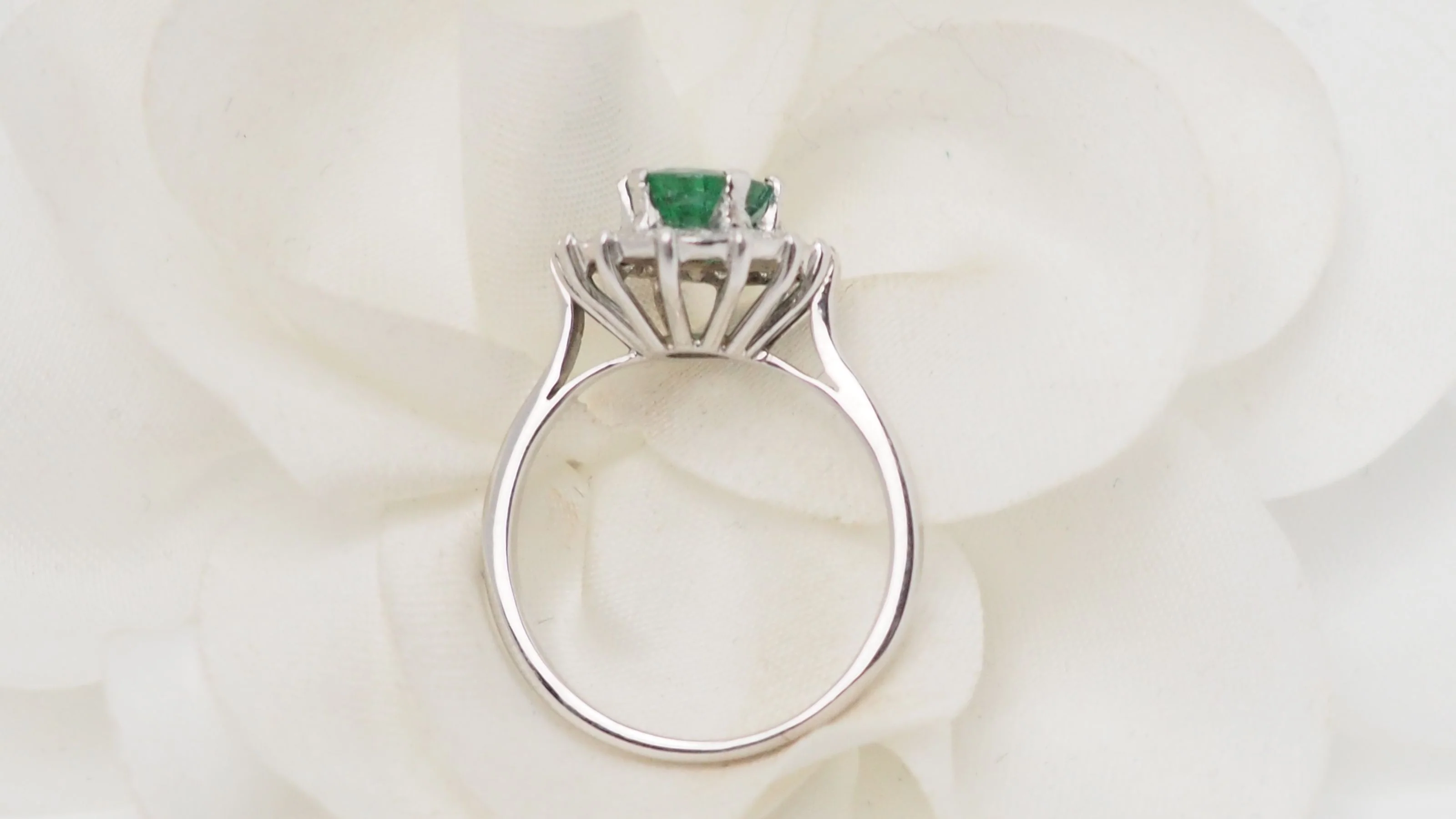 Bague marguerite en or blanc émeraude et diamants - Image 7