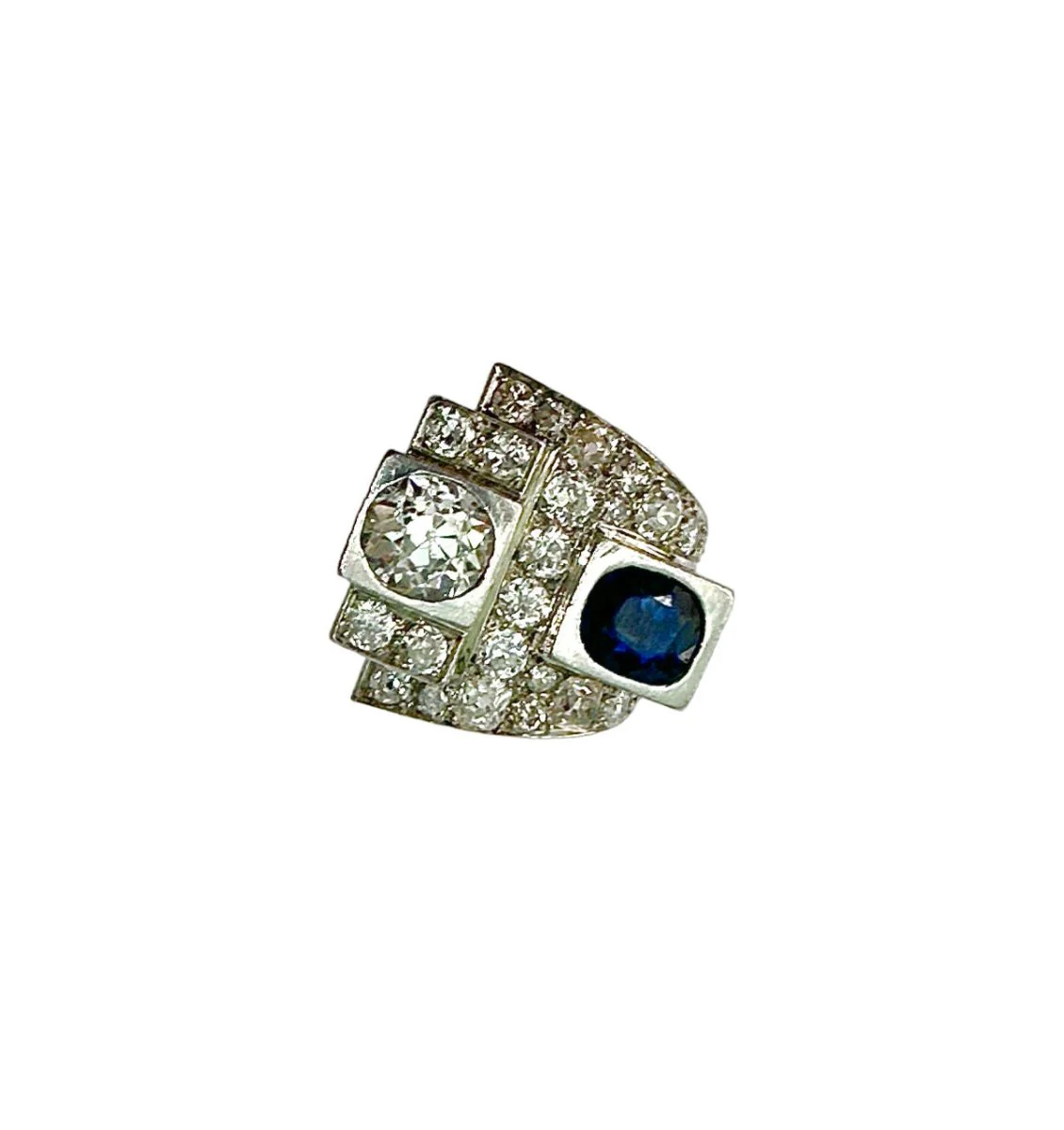Bague Art Déco en platine, diamants et saphir