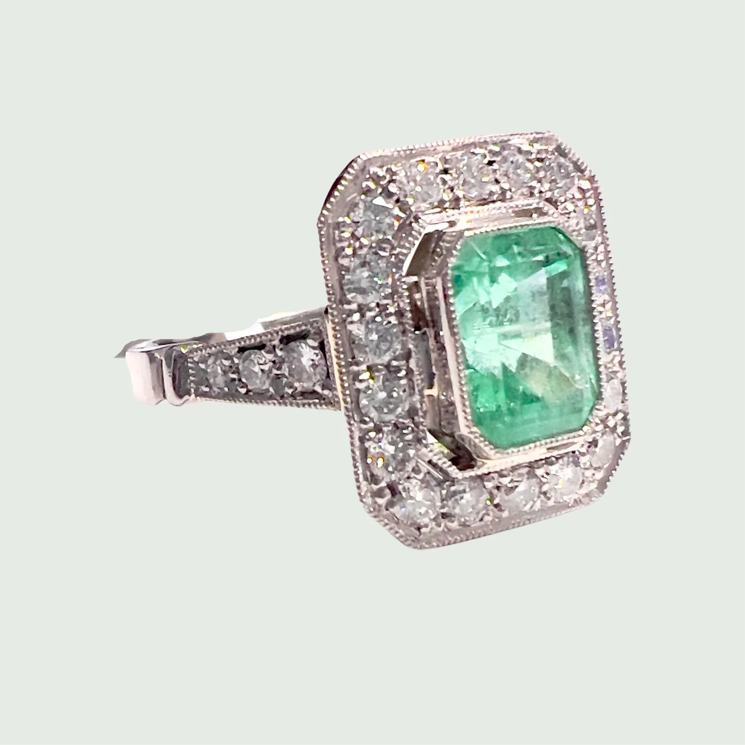 BAGUE RETRO STYLE PLATINE avec DIAMANTS et EMERALDE CENTRALE - Image 2