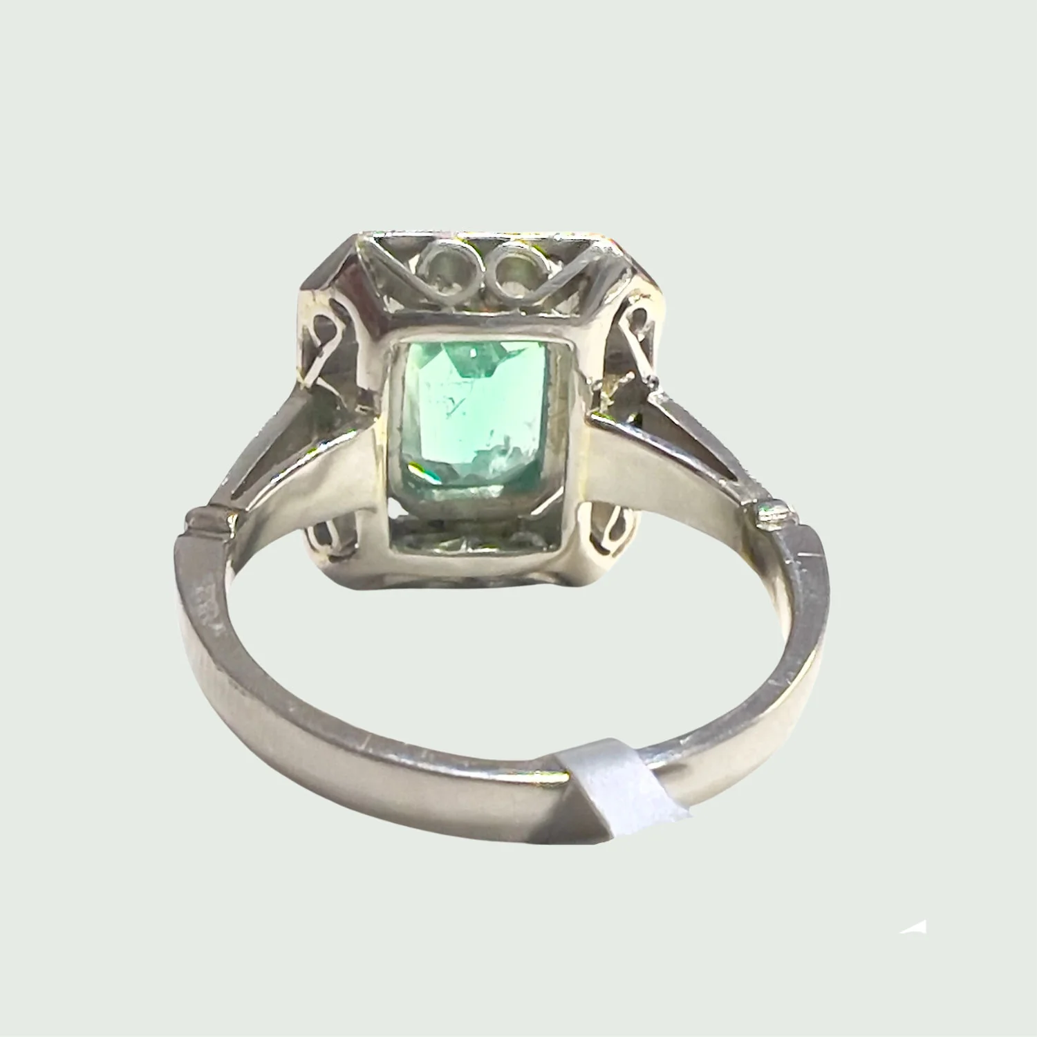 BAGUE RETRO STYLE PLATINE avec DIAMANTS et EMERALDE CENTRALE - Image 4