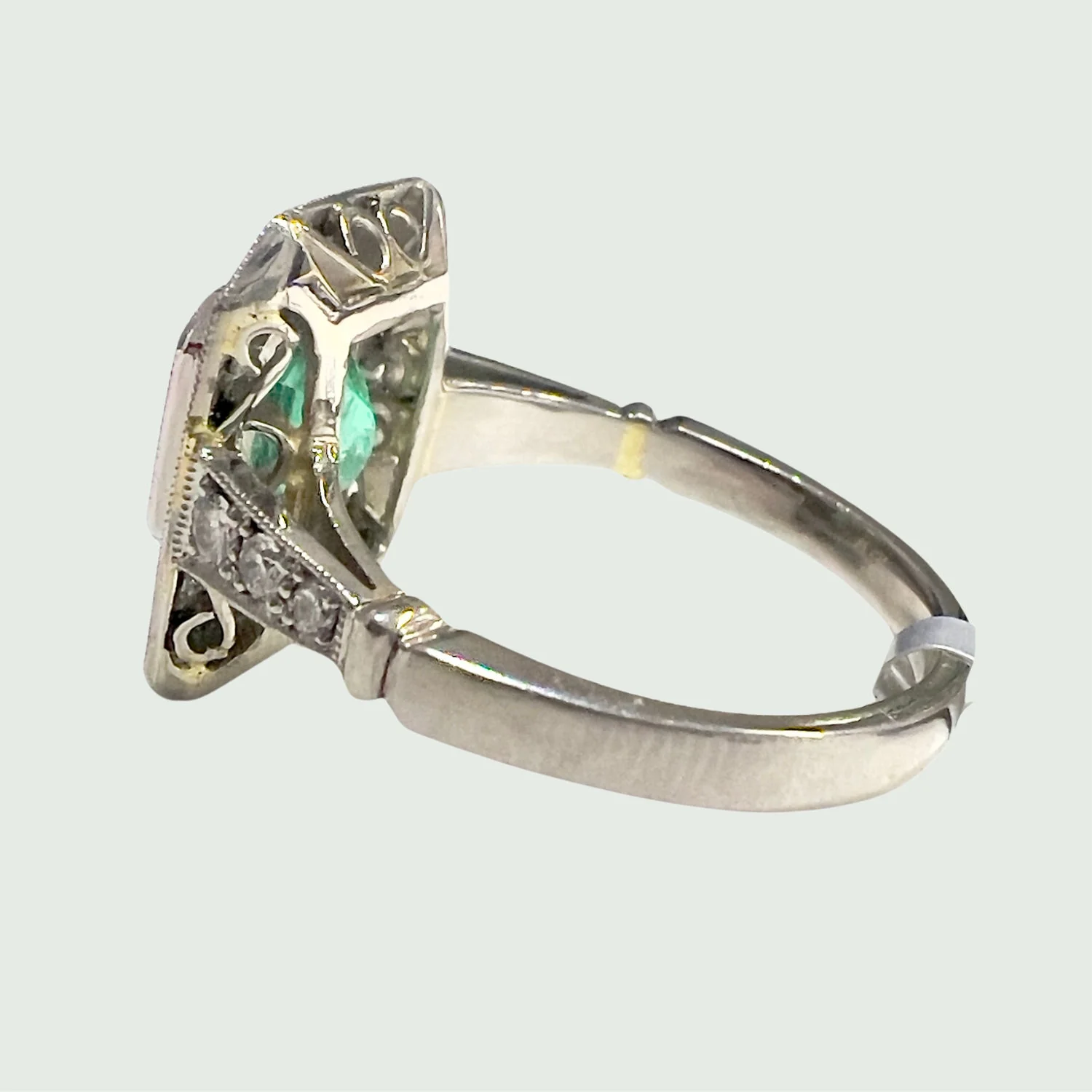 BAGUE RETRO STYLE PLATINE avec DIAMANTS et EMERALDE CENTRALE - Image 5