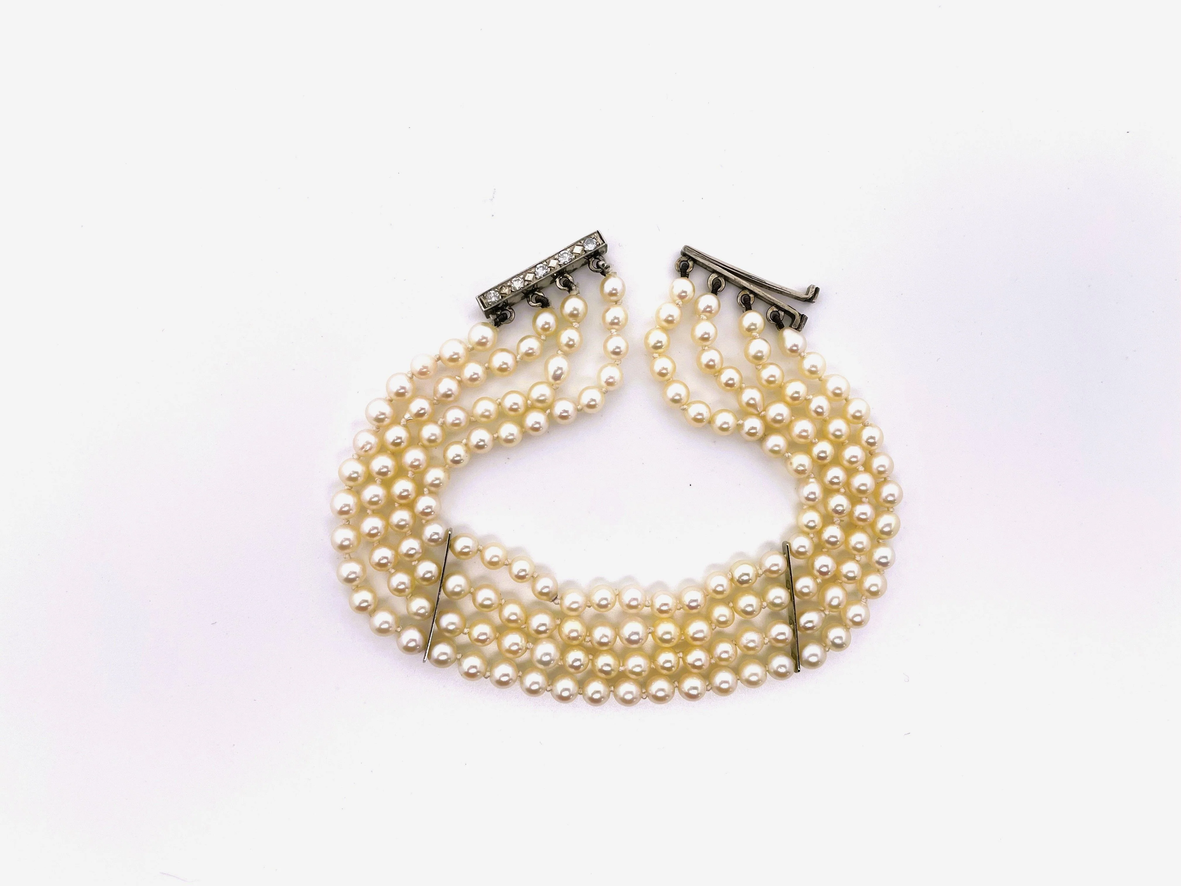 Bracelet Souple 4 rangs de perles blanches or blanc et diamants - Image 3