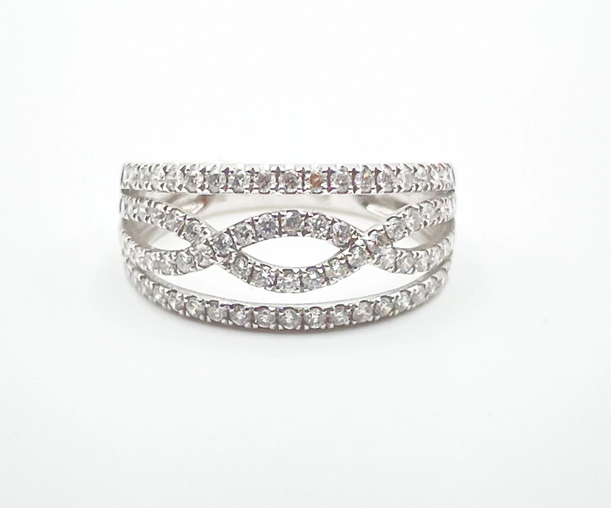 Bague en diamants brillants torsadés