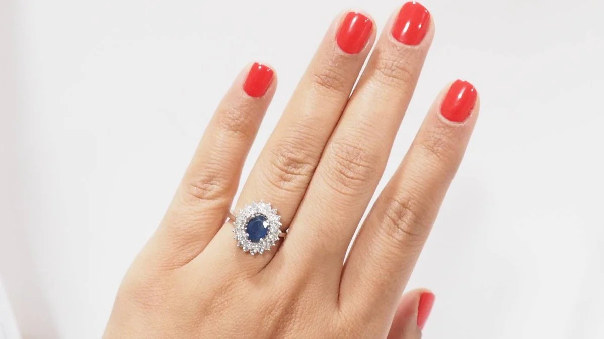 Bague double entourage en or blanc, saphir et diamants - Image 2