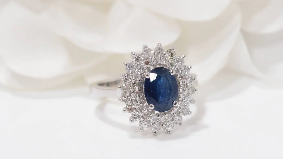 Bague double entourage en or blanc, saphir et diamants - Image 3