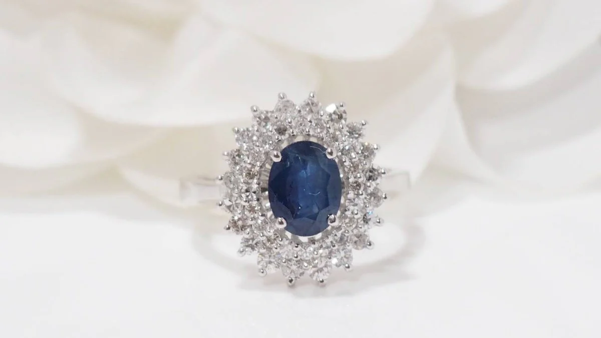 Bague double entourage en or blanc, saphir et diamants - Image 4